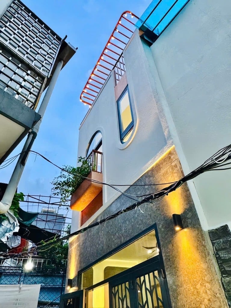 BÁN NHÀ P25, BÌNH THẠNH, KHU VIP LÀNG ĐẠI HỌC, NHÀ ĐẸP FULL NT, 18M2 x 2 TẦNG, 2PN 2WC, CHỈ 3.68 TỶ