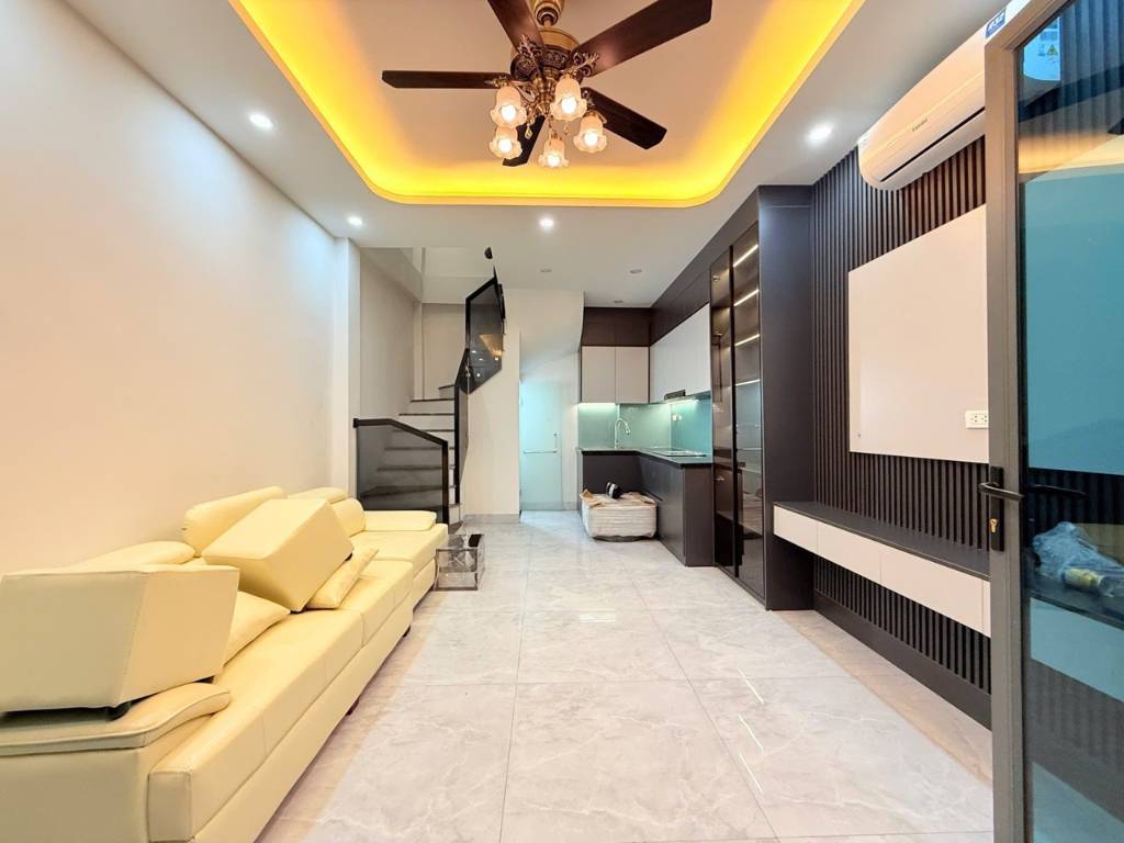 Bán nhà Thanh Xuân cách phố 10m, ngõ rộng, 32m², 5 tầng, mặt tiền 3,5m, giá 9,5 tỷ