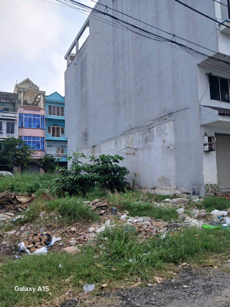 NỢ BANK, BÁN GẤP ĐẤT LÔ GÓC CƯ XÁ BÀ ĐIỂM, HÓC MÔN, 3 MẶT TIỀN, CHỈ 5,6 TỶ CỰC HIẾM