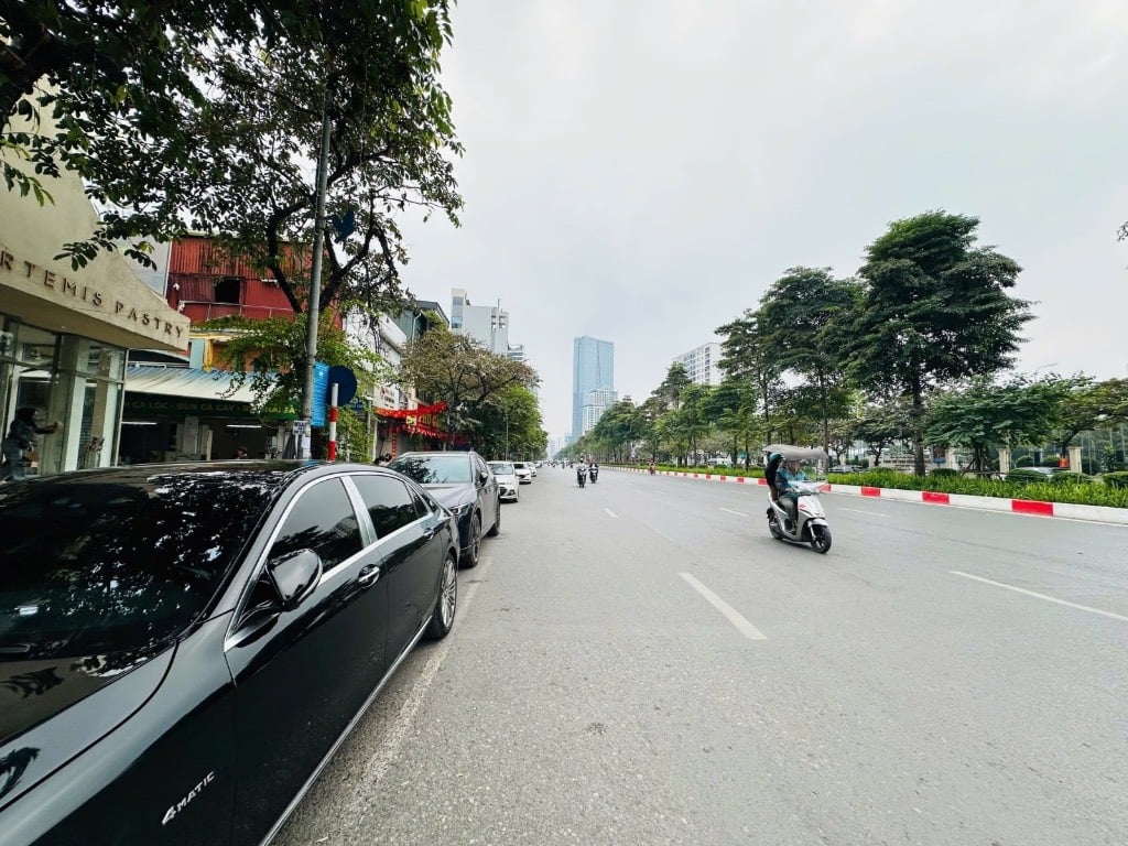 Bán nhà mặt phố Văn Cao, view Quần Ngựa, 95m², thu nhập 150tr/tháng