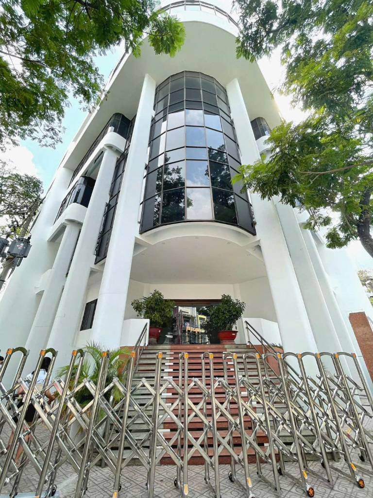 CHO THUÊ TÒA NHÀ 131 HÒA HƯNG, QUẬN 10 - DT 2000M2 - 1 HẦM 6 TẦNG - GIÁ TỐT 250R