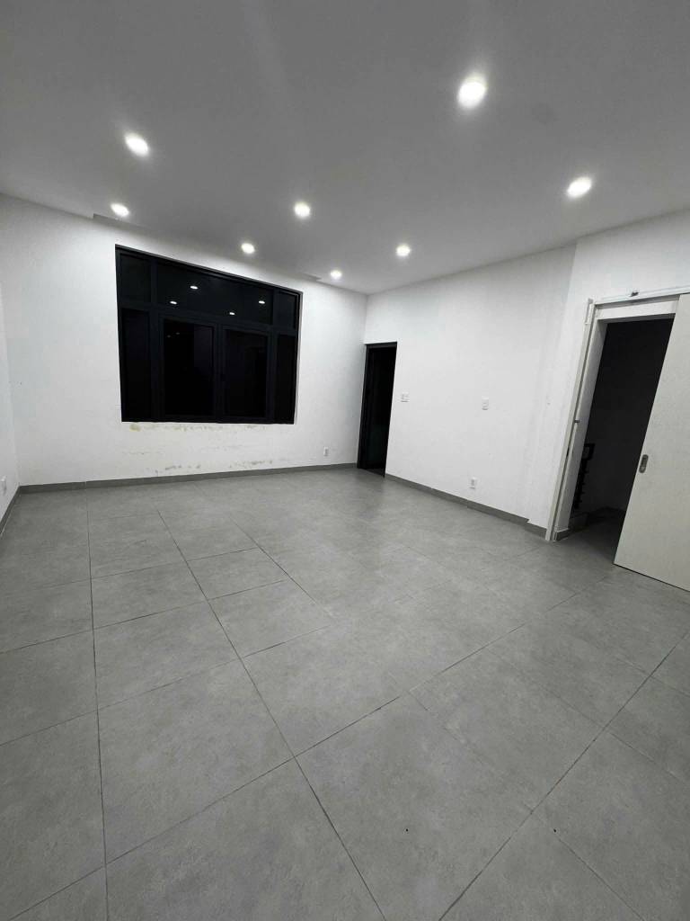 Cho thuê tầng văn phòng Vinhomes Quận 9, không gian thoáng, giá chỉ 6tr/th