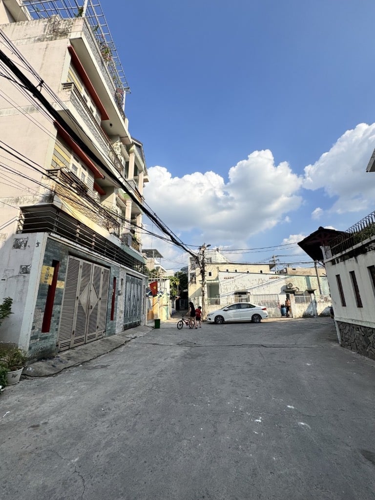 Nhà Đường Số 2 Trường Thọ - Hẻm xe Hơi 
- DT: 5.6 x 15 kết cấu 2tầng Nhỉnh 6tỷ