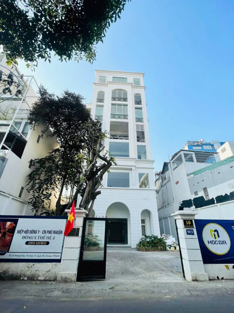 CHO THUÊ TÒA NHÀ SỐ 10 HOÀNG DIỆU, PHÚ NHUẬN, 20M X 30M, 1 HẦM 7 TẦNG