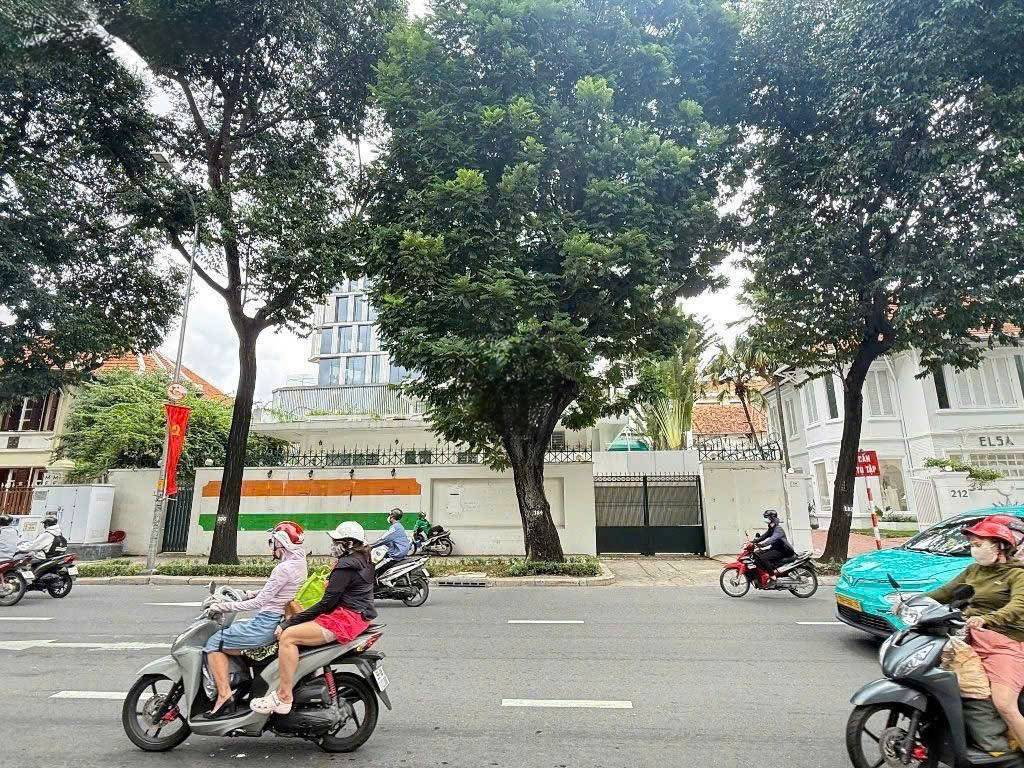 CHO THUÊ BIỆT THỰ SỐ 214 VÕ THỊ SÁU, QUẬN 3, DT 22M X 25M, 1 TRỆT 1 LẦU, SÂN VƯỜN