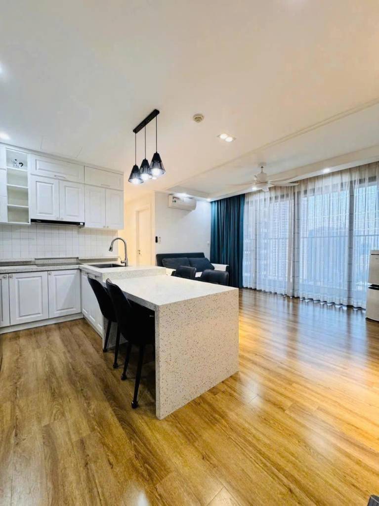 Bán căn hộ 3PN Vinhomes D'capitale, 98m2 view đẹp, full đồ tầng trung, giá tốt