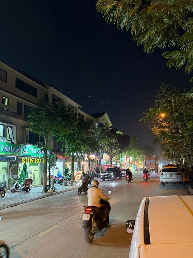 Bán nhà liền kề KĐT Geleximco, mặt trục chính, hai thoáng, nội thất xịn, 29.5 tỷ