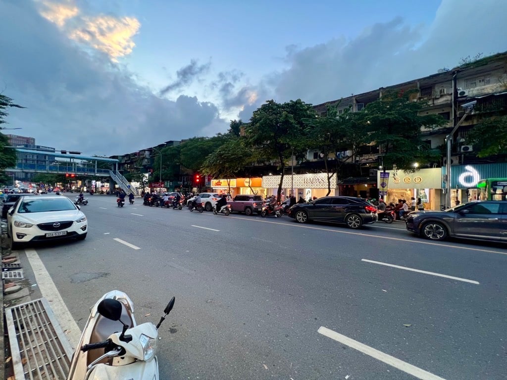 MÌNH CÓ CĂN NHÀ CŨ 4 TẦNG - MT 7M - DT 110M - 3 BƯỚC CHÂN RA PHỐ ĐẶNG VĂN NGỮ - NGÕ OTO 7 CHỖ ĐỖ CỬA