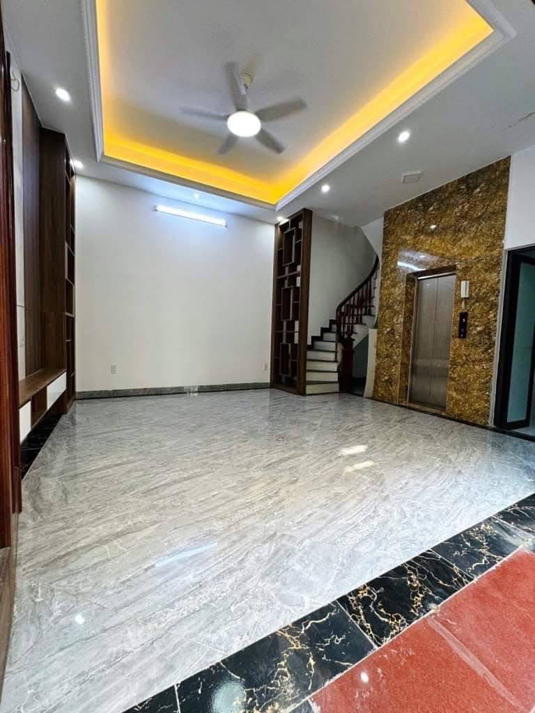 Chủ cần bán gấp nhà Hồ Tùng Mậu, thang máy nhập khẩu, 40m2, 9.5 tỷ