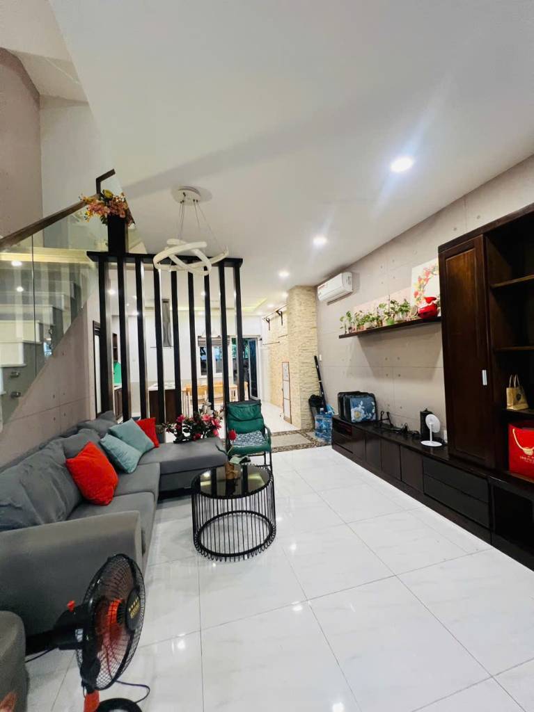 Bán nhà Melosa Khang Điền, DT 5m x 17m, nội thất gỗ tự nhiên, 3 tầng 4 phòng ngủ, chỉ nhỉnh 9 tỷ