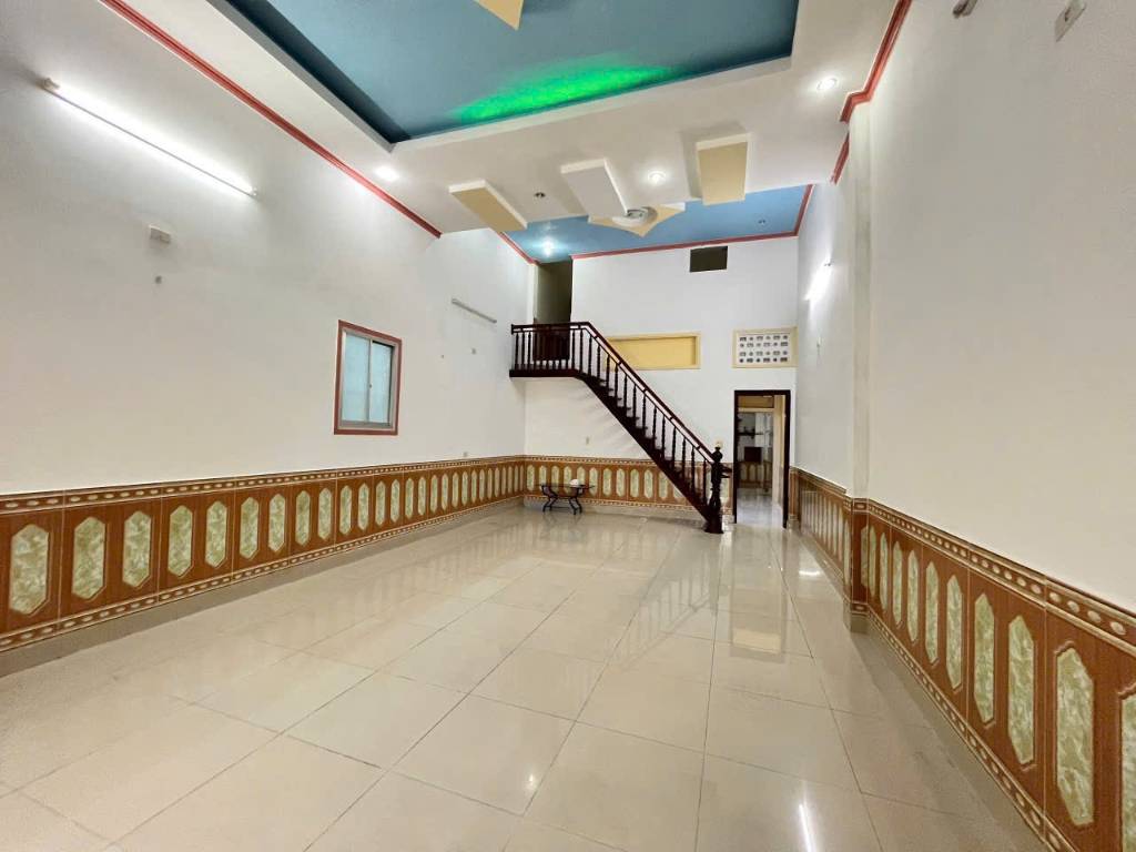 Bán nhà mặt tiền đường Nguyễn Lộ Trạch, Nam Nha Trang, nhà  cấp 4, gần bãi tắm biển