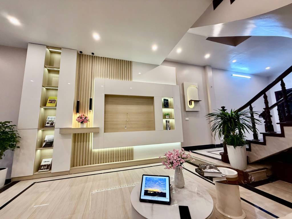 Bán nhà Tân Mai, Hoàng Mai, 5 tầng 38m2, ngõ nông, giá 7.6 tỷ