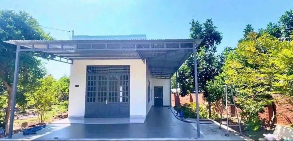 Chính chủ bán gấp nhà vườn DT 500m2 giá chỉ 400Tr, gần TTTM Vincom, Sát Ql 13, Sổ sẵn, SHR.