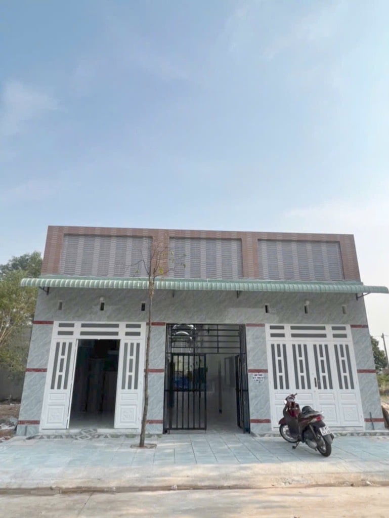 Chủ ngộp bán cặp trọ 300m2 giá 980Tr, ngay KCN Mỹ Phước, sát chợ, đang cho thuê 18Tr/Tháng. Sổ sẵn.