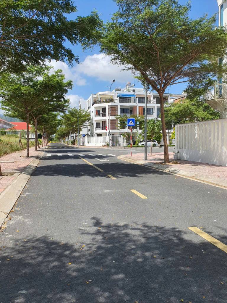 Bán đất nền KĐT Mipeco Nha Trang, đường Số 2, đối diện trung tâm thương mại 18 tầng