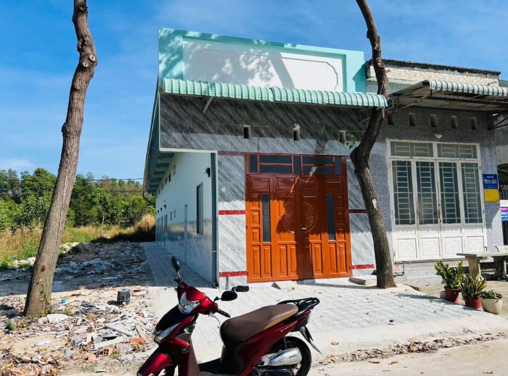 Bán dãy trọ Thới Hòa, Bến Cát, 150m2, giá chỉ 560tr, gần KDC Ecolake, mt đường 16m, sát QL13, sổ sẵn