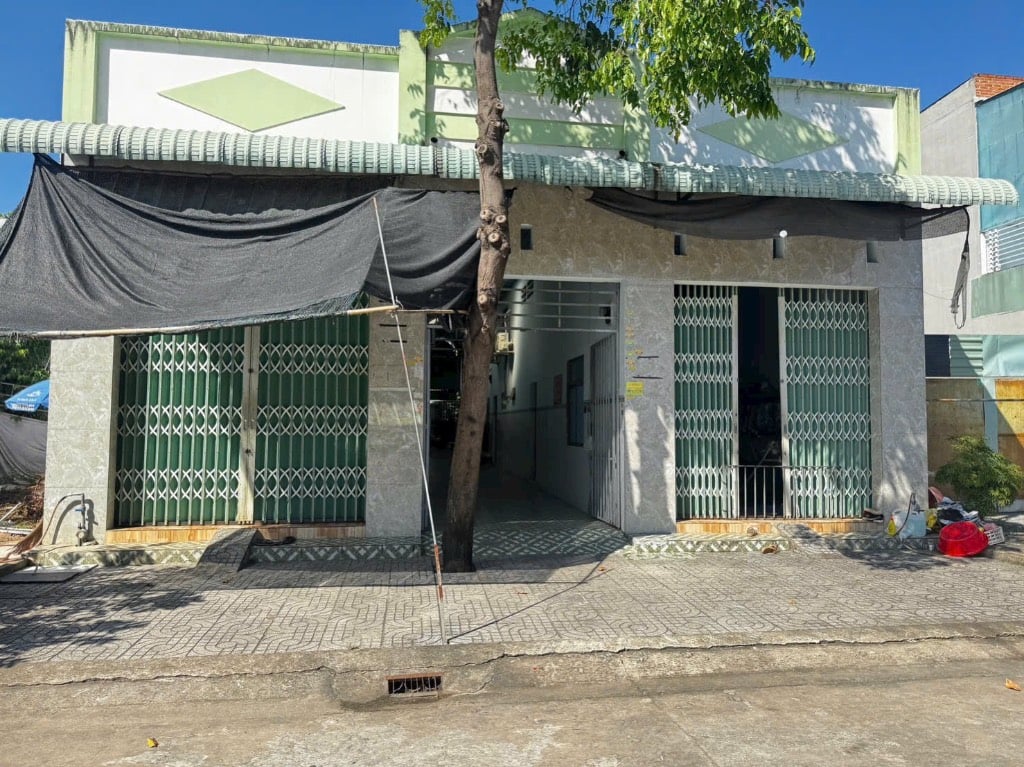 Bán cặp trọ  ngay KCN Mỹ Phước 3, sát QL13, đang cho thuê full 18tr/tháng, sổ sẵn