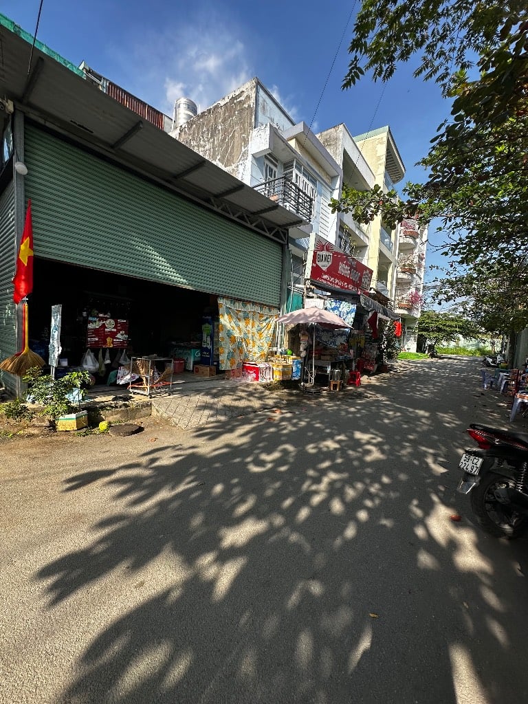 Bán đất đường số 79 Nguyễn Duy Trinh Phú Hữu, Quận 9, góc 2 mặt tiền, DT 71,3m2, sẵn nhà nhỉnh 4 tỷ