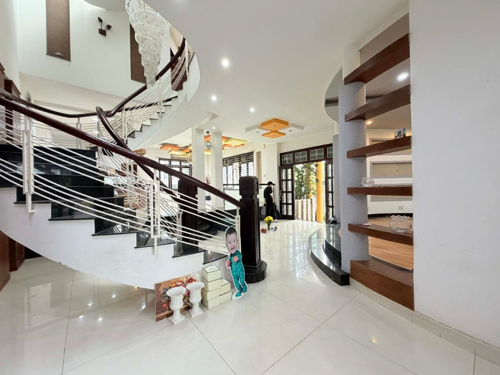 BÁN BIỆT THỰ KDC PHÚ MỸ, QUẬN 7, 1 HẦM, 1 TRỆT 2 LẦU, SÂN THƯỢNG, 478M²