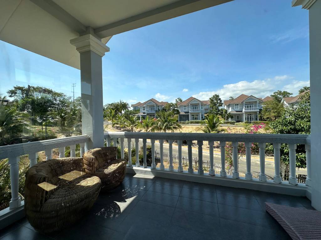 Bán căn biệt thự ngay hồ bơi SeaLinks city, Phường Phú Thuỷ