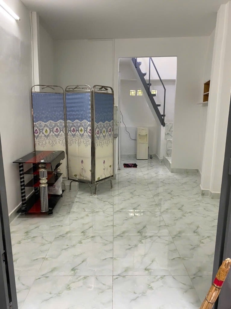 Bán gấp nhà hẻm Lạc Long Quân, Phường 5, Quận 11, trệt 1 lầu 2 toilet, giấy tờ chính chủ