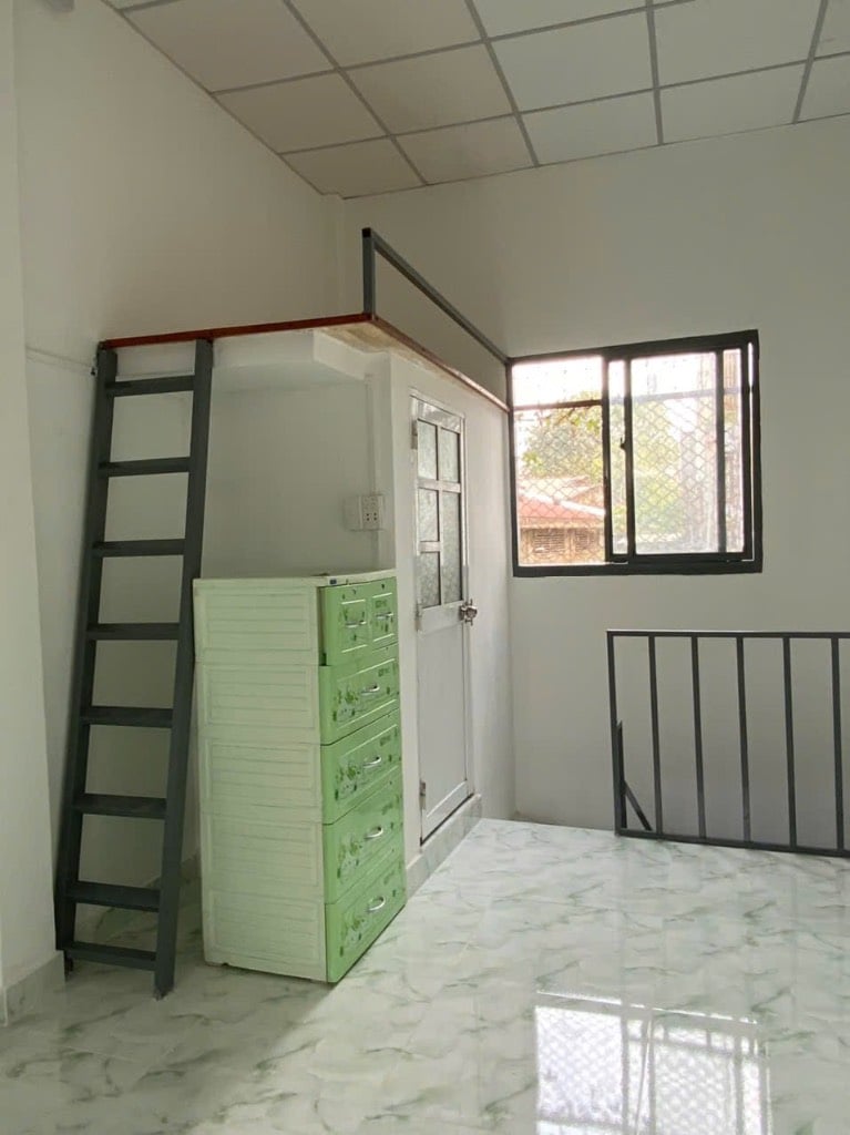 Bán gấp nhà hẻm Lạc Long Quân, Phường 5, Quận 11, trệt 1 lầu 2 toilet, giấy tờ chính chủ