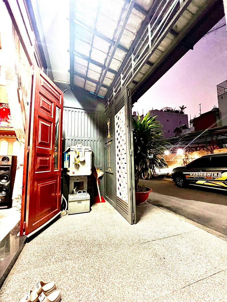 Bán nhà Nguyễn Tư Giản, gần Emart, đường 9m có lề, 3 tầng, ngang 5m vuông đét, nhỉnh nhẹ 9 tỷ