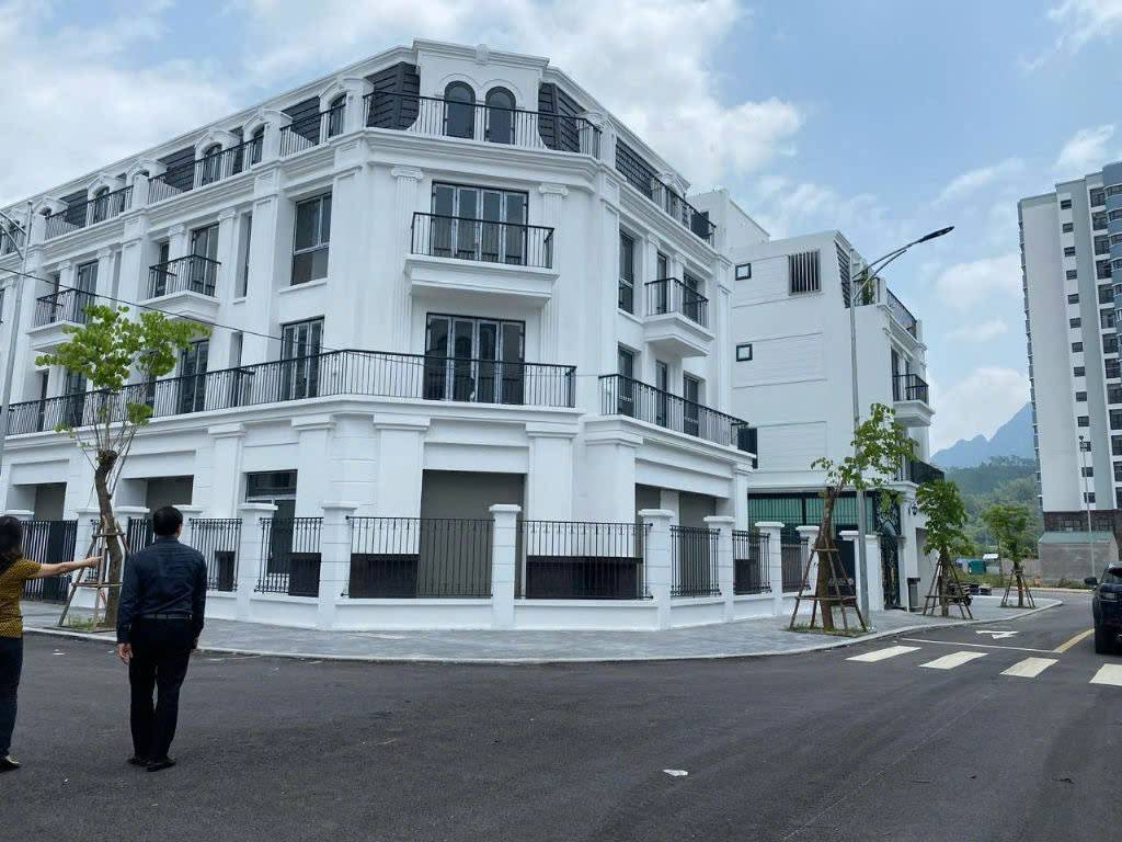 BÁN BIỆT THỰ LIỀN KỀ QUỲNH LÂM, TRUNG TÂM THÀNH PHỐ HÒA BÌNH, GÓC 2 MẶT TIỀN 17M