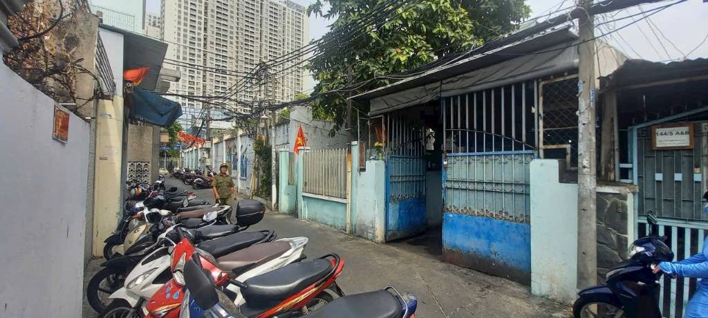 Bán nhà Nguyễn Khoái, Quận 4, hxh rộng 4.5m, 147m2, nhà nát tiện xây mới, 22 tỷ bớt lộc