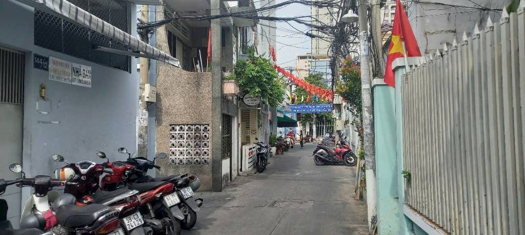 Bán nhà Nguyễn Khoái, Quận 4, hxh rộng 4.5m, 147m2, nhà nát tiện xây mới, 22 tỷ bớt lộc