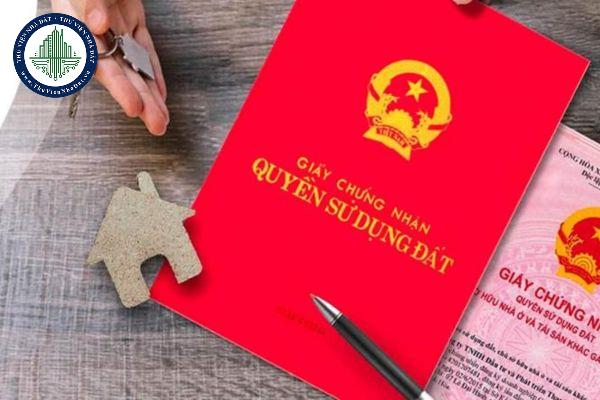 quyền sở hữu tài sản gắn liền với đất mới nhất ở đâu? Sổ cấp Giấy chứng nhận quyền sử dụng đất, quyền sở hữu tài sản gắn liền với đất mới nhất hiện nay được lập theo Mẫu số 02/ĐK Phụ lục số 06 ban hành kèm Thông tư 10/2024/TT-BTNMT    ﻿  > > > Tải mẫu sổ cấp Giấy chứng nhận quyền sử dụng đất, quyền sở hữu tài sản gắn liền với đất mới nhất tại đây: TẢI VỀ  Hướng dẫn lập Sổ cấp Giấy chứng nhận quyền sử dụng đất, quyền sở hữu tài sản gắn liền với đất? Căn cứ tại Phụ lục 06 ban hành kèm Thông tư 10/2024/TT-BTNMT có quy định hướng dẫn lập Sổ cấp Giấy chứng nhận quyền sử dụng đất, quyền sở hữu tài sản gắn liền với đất mới nhất như sau:  Số cấp Giấy chứng nhận quyền sử dụng đất, quyền sở hữu tài sản gắn liền với đất (sổ cấp GCN) được lập để theo dõi, quản lý việc cấp Giấy chứng nhận quyền sử dụng đất quyền sở hữu tài sản gắn liền với đất (GCN) như sau:  (1) Quyển số: ghi thứ tự liên tục, bắt đầu từ số 01.  (2) Các trang nội dung sổ được ghi như sau:  - Cột Số thứ tự: ghi thứ tự liên tiếp tương ứng với thứ tự ký cấp GCN, bắt đầu từ số 01.  - Cột Tên và giấy tờ pháp nhân/nhân thân của người được cấp GCN: ghi như trên GCN đã cấp.  - Cột Số phát hành GCN: ghi phát hành GCN in ở góc dưới bên trái trang 1 của GCN.  - Cột Ngày ký GCN: ghi ngày …/…/… ký GCN.  - Cột Ngày trao GCN: ghi ngày ... /.../... trao GCN cho người được cấp GCN hoặc đại diện cơ quan nhận hồ sơ và trả kết quả.  - Cột Họ tên, chữ ký của người nhận GCN: người nhận GCN là đại diện cơ quan nhận hồ sơ và trả kết quả hoặc người đại diện của tổ chức ký, ghi rõ họ tên và chức danh của người ký.  - Cột Ghi chú để ghi chú thích đối với những trường hợp sau:  + Trường hợp bị thu hồi, hủy, cấp lại, cấp đổi GCN thì gạch bằng mực đỏ vào dòng ghi thông tin về GCN đã trao và ghi lý do vào cột Ghi chú;  + Trường hợp đã ghi thông tin vào sổ cấp Giấy chứng nhận mà phát hiện GCN có sai sót thì ghi “Tiêu hủy Giấy chứng nhận do ... (ghi lý do tiêu hủy)” vào cột Ghi chú;  + Trường hợp cấp giấy cho chủ sở hữu căn hộ thì ghi tên của nhà chung cư/công trình xây dựng vào cột Ghi chú;  + Trường hợp người nhận GCN là người được ủy quyền thì phải có giấy tờ ủy quyền và ghi chú “Được ủy quyền theo văn bản số ... ngày…/…/…” vào cột Ghi chú; trường hợp người nhận GCN là người đại diện cơ quan nhận hồ sơ và trả kết quả thì ghi chú: “... (ghi tên cơ quan nhận hồ sơ và trả kết quả), đại diện là ... (ghi thông tin người nhận GCN)” vào cột Ghi chú.    Tải mẫu sổ cấp Giấy chứng nhận quyền sử dụng đất, quyền sở hữu tài sản gắn liền với đất mới nhất ở đâu?
