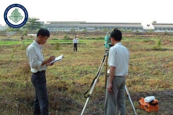 Người sử dụng đất liền kề vắng mặt trong suốt thời gian đo đạc ranh giới thửa đất thì có được tiếp tục tiến hành không?