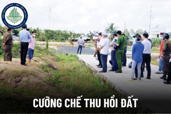 Ủy ban nhân dân có trách nhiệm ra sao trong việc thực hiện quyết định cưỡng chế thực hiện quyết định thu hồi đất?