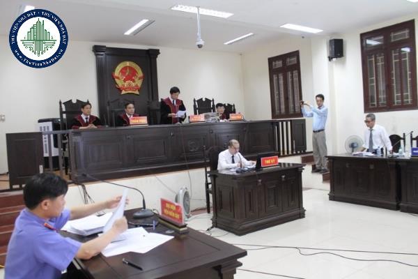 Khi tuyên án có bắt buộc phải đứng dậy?