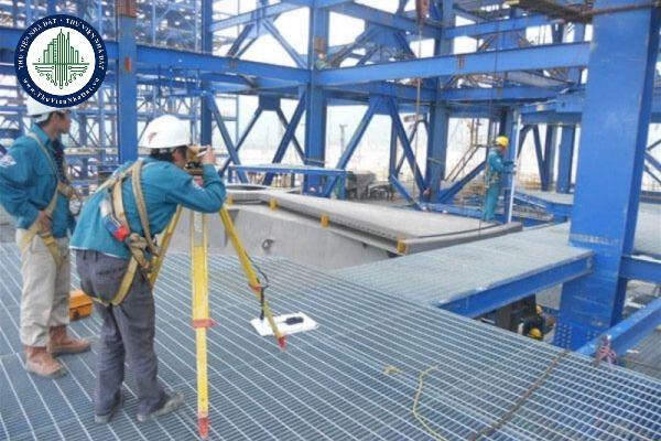 An toàn đối với thiết bị điện và công trình điện lực được quy định như thế nào?