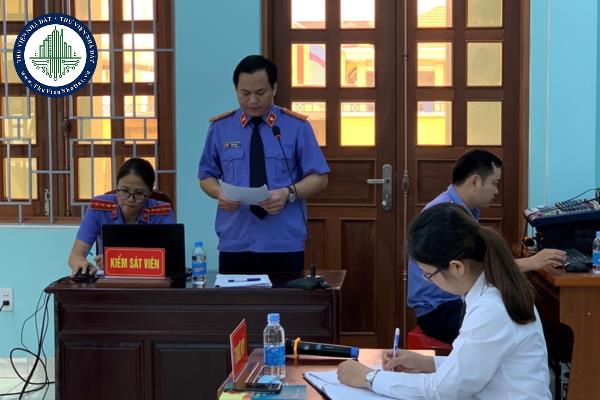 Cách xưng hô của Kiểm sát viên đối với người tham gia tố tụng được quy định ra sao?