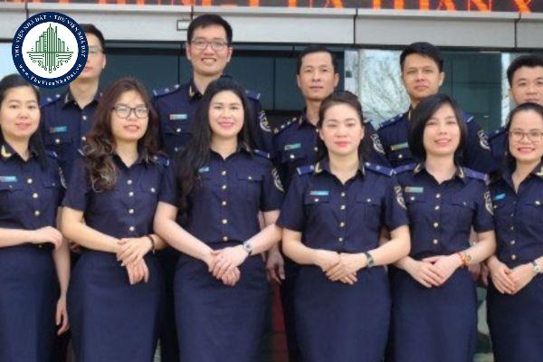 Cấm công chức, viên chức ngành hải quan mang tất màu đen khi làm nhiệm vụ được quy định như thế nào?