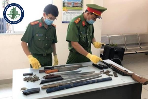 Cấp đổi, cấp lại giấy chứng nhận sử dụng, chứng chỉ quản lý vũ khí, vật liệu nổ quân dụng, công cụ hỗ trợ được quy định ra sao?