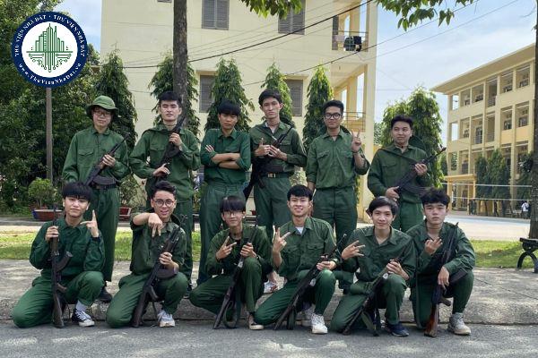 Chương trình khung giáo dục quốc phòng và an ninh hệ trung cấp tại trường công lập được quy định như thế nào?