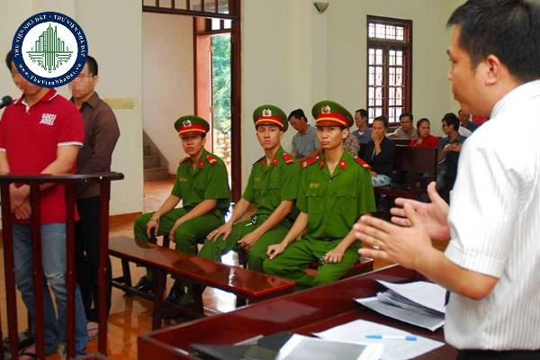 Có được phép nhờ luật sư là người thân để bào chữa cho người phạm tội hay không?