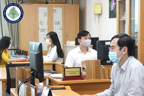 Cơ quan chuyên môn thuộc Ủy ban nhân dân cấp huyện làm việc theo chế độ nào và phải tuân thủ quy chế nào?