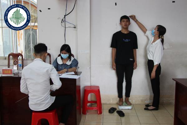 Có tật ở ngón tay trỏ bên phải có phải tham gia nghĩa vụ quân sự hay không?