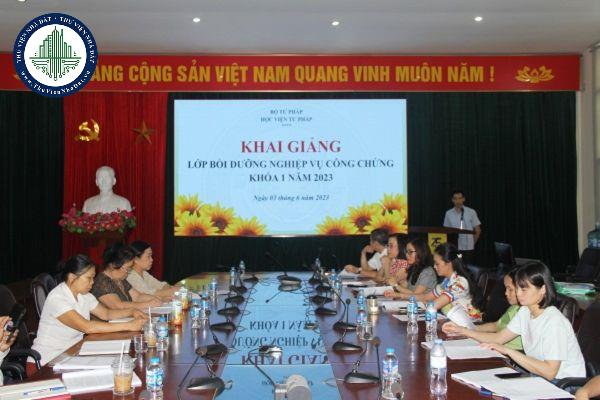 Công chứng viên điều trị bệnh dài ngày có phải học lớp bồi dưỡng nghiệp vụ trong năm hay không?