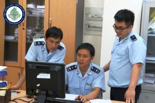 Công viên chức ngành hải quan có được đi ủng khi đi làm hay không?