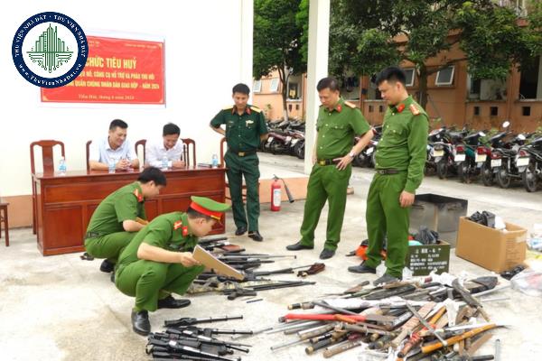 Đối tượng nào được trang bị vật liệu nổ quân dụng trong Công an nhân dân?