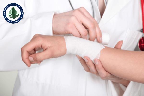 Em trai chém đứt gân tay người khác thì có bị đi tù?