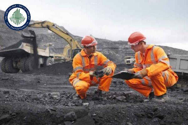 Giám sát, kiểm tra công tác bay đo từ và trọng lực thăm dò khoáng sản được quy định như thế nào?