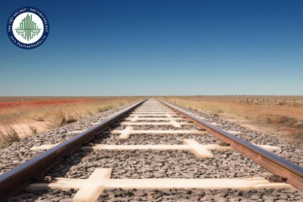 Hành lang an toàn giao thông đường sắt khi đường sắt chạy gần, liền kề với công trình đường bộ được quy định ra sao?