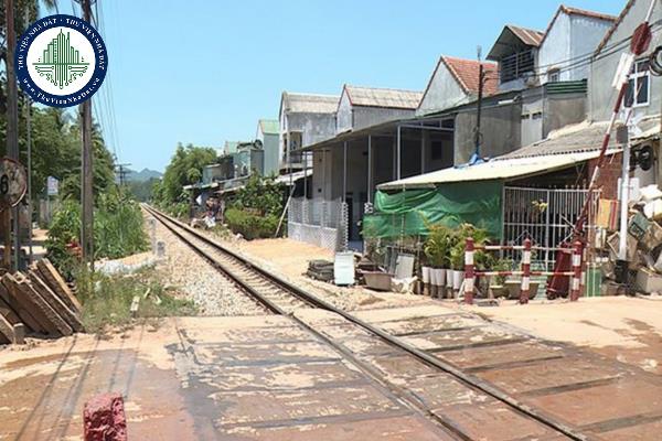 Hành lang an toàn giao thông đường sắt trong trường hợp đường sắt đi gần công trình di tích lịch sử - văn hóa được quy định ra sao?