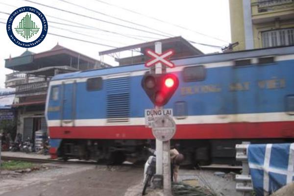 Hình thức cung cấp thông tin hỗ trợ cảnh giới tại các điểm giao cắt giữa đường bộ và đường sắt được quy định ra sao?